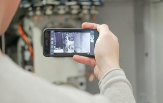 Mit der App „oculavis SHARE“ lassen sich Livebilder einer Vollmer Schärfmaschine aufnehmen und über das Smartphone mit dem Vollmer Helpdesk und anderen Beteiligten teilen.