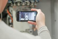 Mit der App „oculavis SHARE“ lassen sich Livebilder einer Vollmer Schärfmaschine aufnehmen und über das Smartphone mit dem Vollmer Helpdesk und anderen Beteiligten teilen.