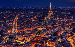 Paris bei Nacht. Sichtbar sind nur die Lichter der Stadt und des Verkehrs. Doch sind die unsichtbaren Strahlen von 5G gefährlich? (Bild: Pixabay)