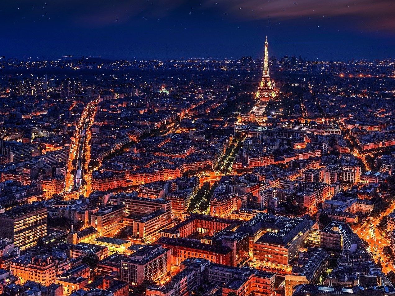 Paris bei Nacht. Sichtbar sind nur die Lichter der Stadt und des Verkehrs. Doch sind die unsichtbaren Strahlen von 5G gefährlich? (Bild: Pixabay)